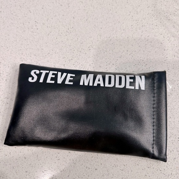 Steve Madden Sunglasses & Case - Picture 5 of 5
